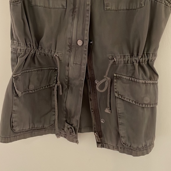 Utility vest - Picture 3 of 4